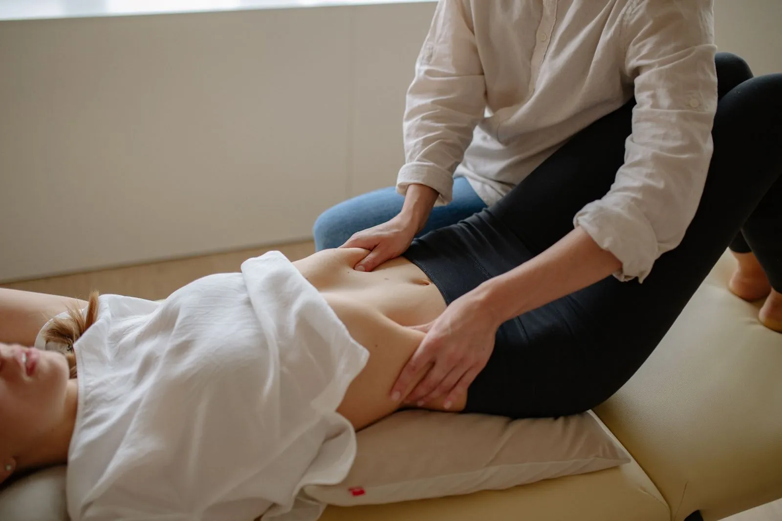Terapia manual aplicada na região abdominal