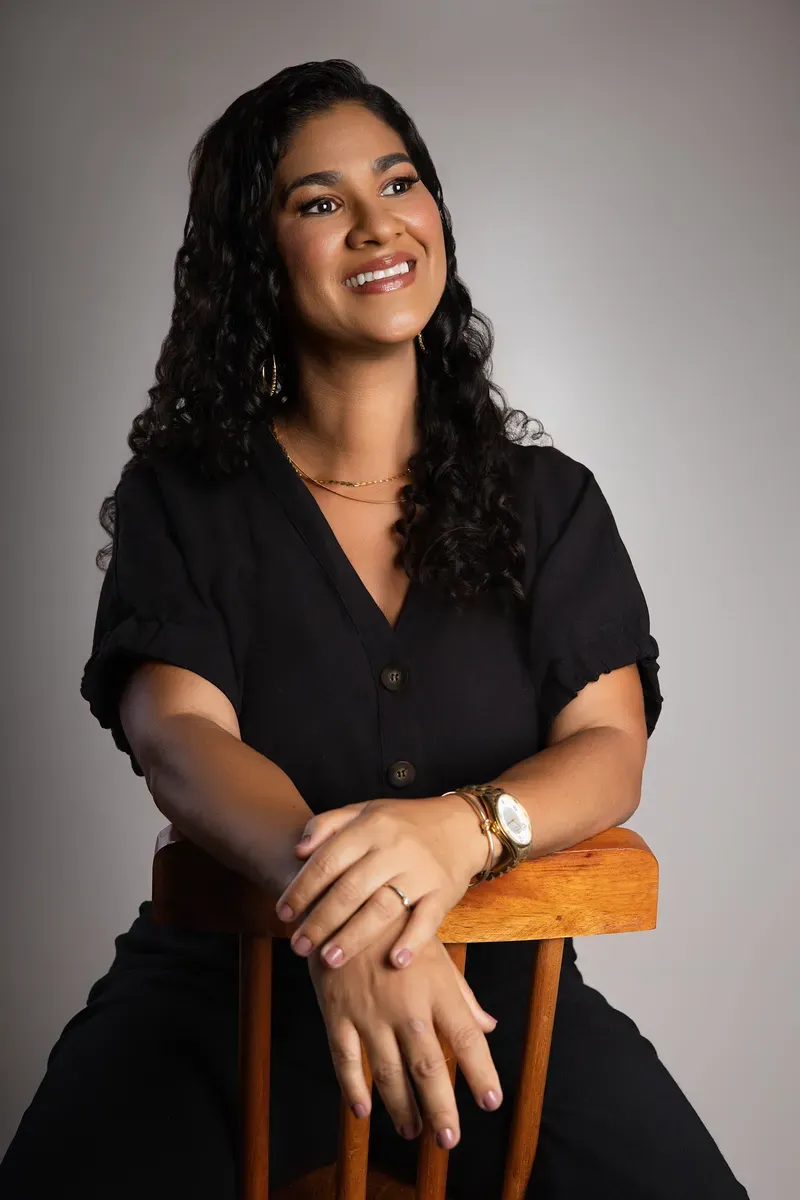 Dra. Soraya Santana, em retrato profissional acolhedor