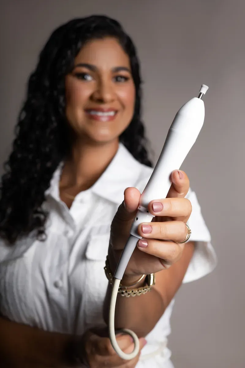 Profissional aplicando tratamento com laser de alta potência em ferida pós-operatória